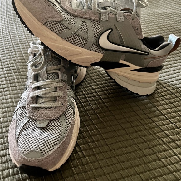 Women’s Nike V2K Run - Picture 3 of 16